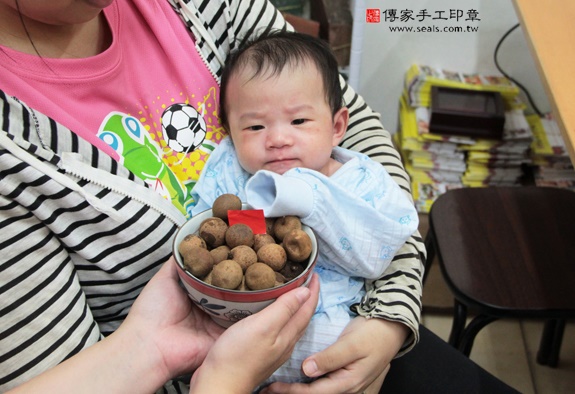 簡寶寶(新北永和區嬰兒寶寶滿月剃頭理髮、免費嬰兒剃胎毛儀式吉祥話)。中國風會場，爸媽寶貝免費穿「日中韓」古裝禮服。專業拍照、DVD光碟、證書。★購買「臍帶章、肚臍章、胎毛筆刷印章」贈送：剃頭、收涎、抓周，三選一。 2015.11.18 照片7